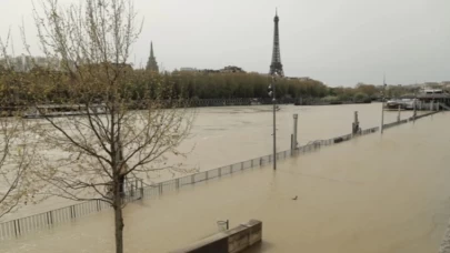 Paris Belediye Başkanı, kirlilik tartışmalarıyla gündeme gelen nehirde yüzecek