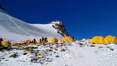 Everest dahil, üç Himalayalar zirvesinden 11 ton çöp toplandı