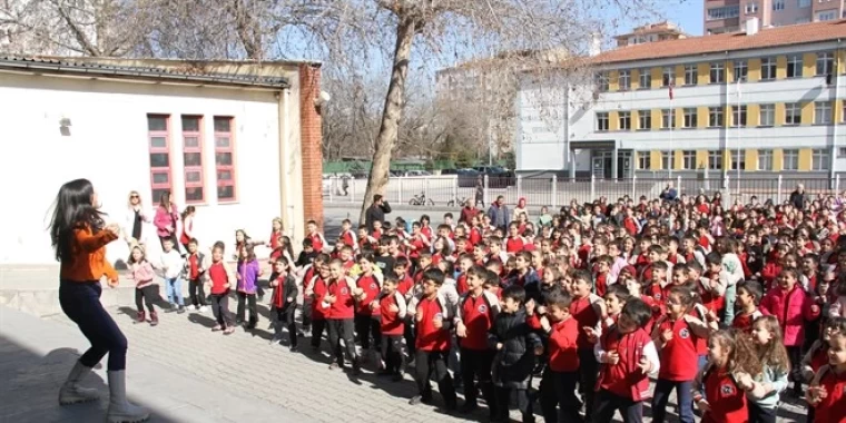 Şule öğretmenin müzikli egzersizleri sosyal medyada gündem oldu