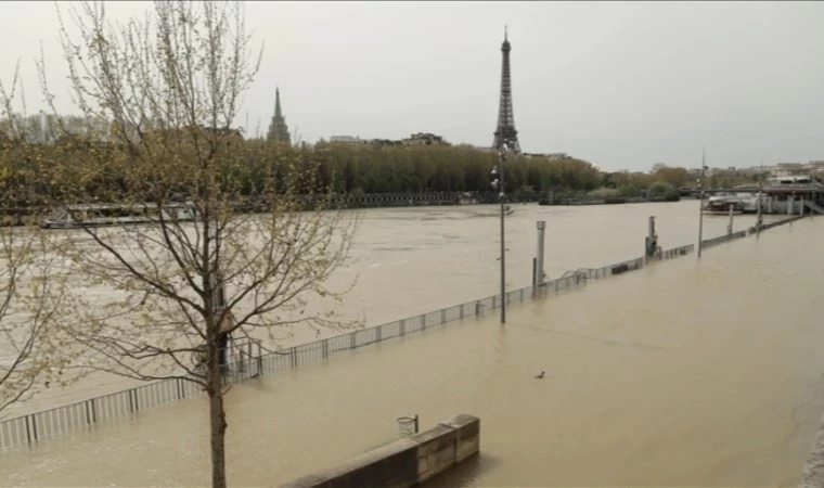 Paris Belediye Başkanı, kirlilik tartışmalarıyla gündeme gelen nehirde yüzecek