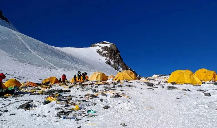 Everest dahil, üç Himalayalar zirvesinden 11 ton çöp toplandı