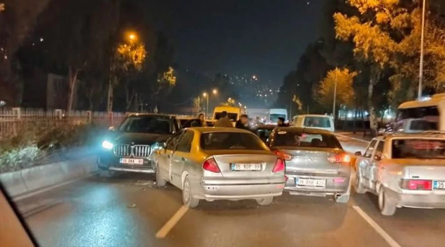 Bayraklı İki Araç Çarpıştı: Trafik Aksadı