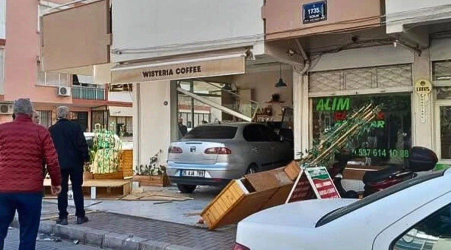 Karşıyaka’da Korkutan Kaza: Araç Kafeye Girdi