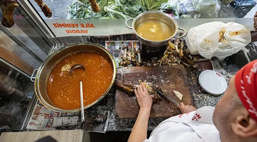 İzmir Sabahın İlk Işıklarıyla Kuyu Kebabı Aşkı