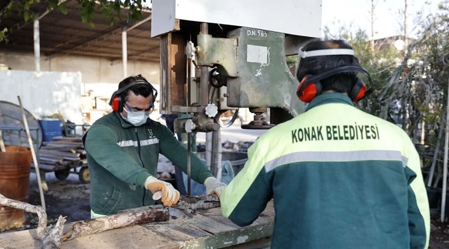 Konak’ta Budanan Ağaçlar İhtiyaç Sahiplerine Yakacak Oluyor