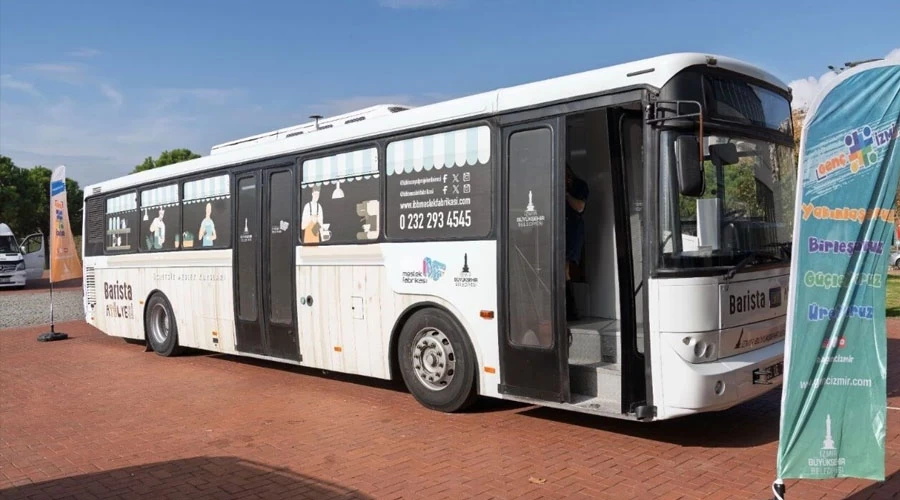 İzmir Büyükşehir’in Mobil Barista Otobüsü