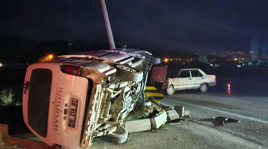 İzmir'de Kaza: Otomobil ve Panelvan Çarpıştı, 6 Yaralı