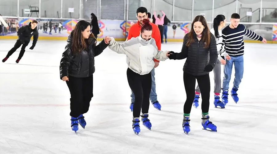 İzmirliler Buz Sporlarının Keyfini Çıkarıyor