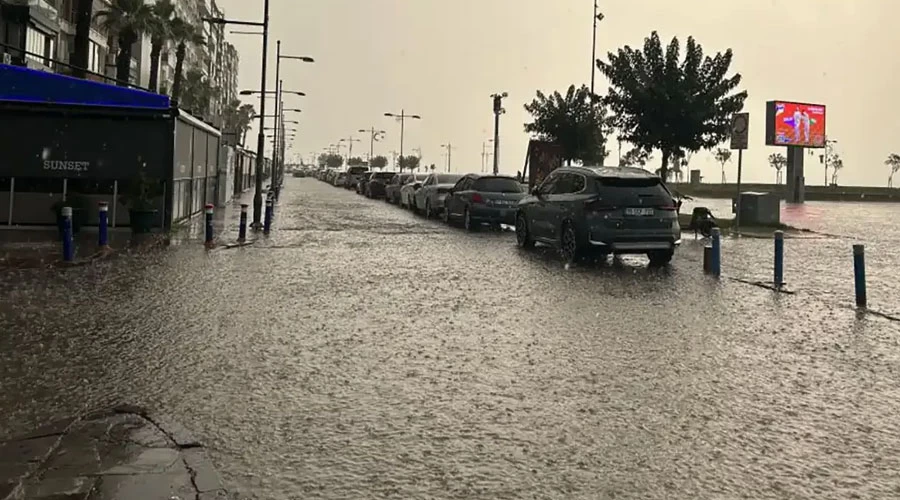 İzmir’de Sağanak Yağış Hayatı Olumsuz Etkiliyor