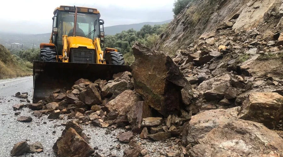 Ödemiş’te Parçaları Yolu Kapattı