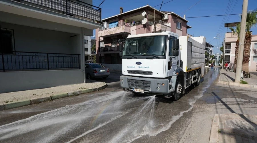 Gaziemir'de Temizlik Seferberliği Tüm Hızıyla Devam Ediyor