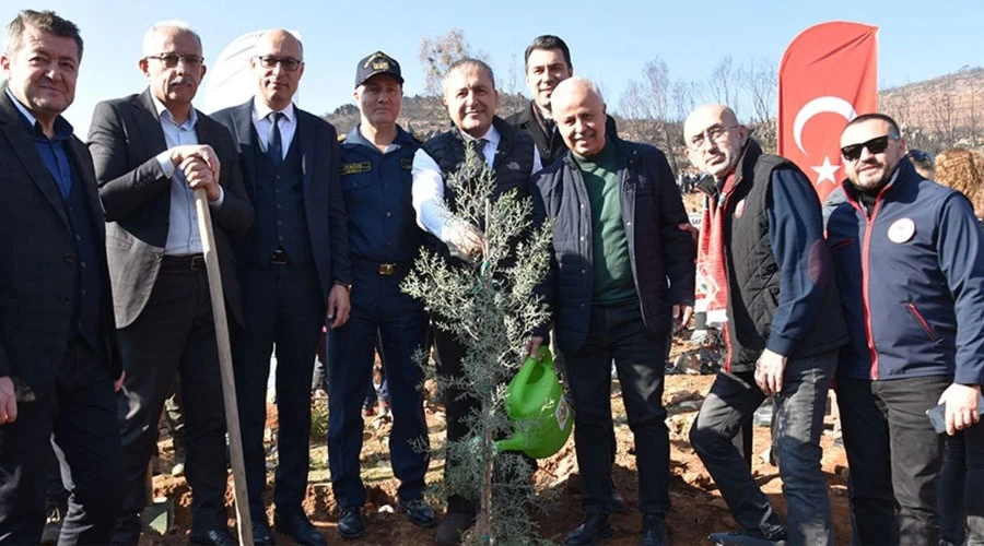 İzmir Karşıyaka’da 4 Bin Fidan Toprakla Buluştu