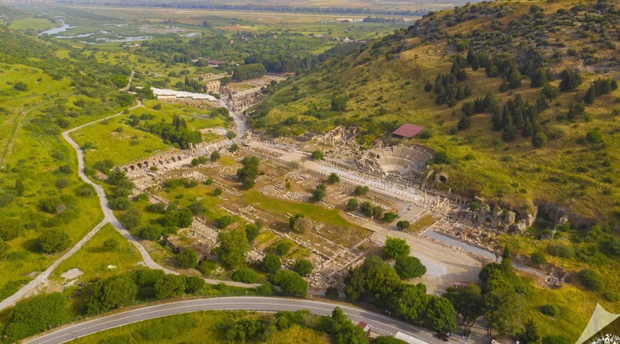 İzmir’de Tarih ve Kültürün Buluşma Noktası Efes Antik Kenti