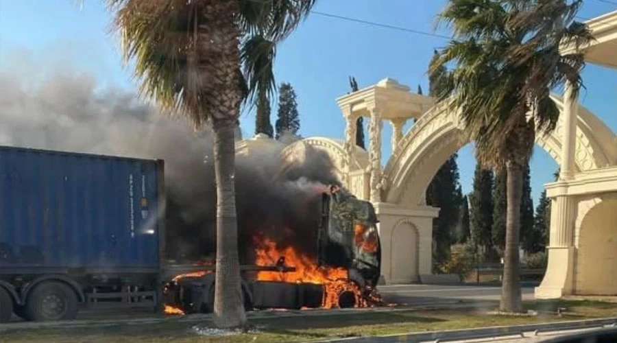 İzmir Menemen’de Seyir Halindeki Tır Alevlere Teslim Oldu