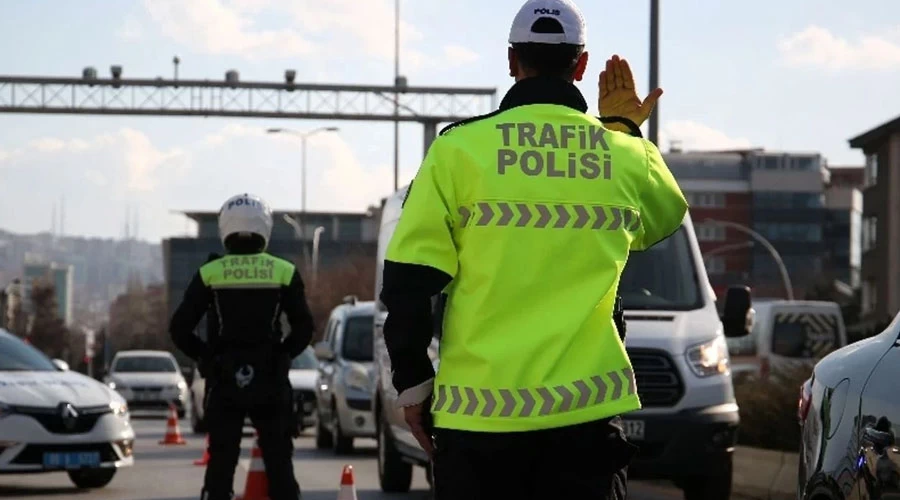 İzmir’de Trafik Kurallarını İhlal Eden Sürücüye Ağır Ceza