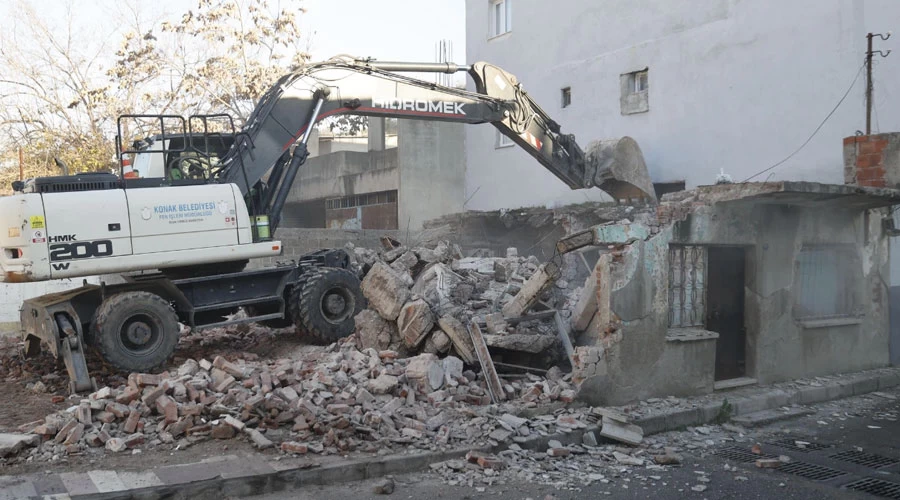 Konak’ta Tehlike Yaratan 92 Metruk Bina Yıkıldı