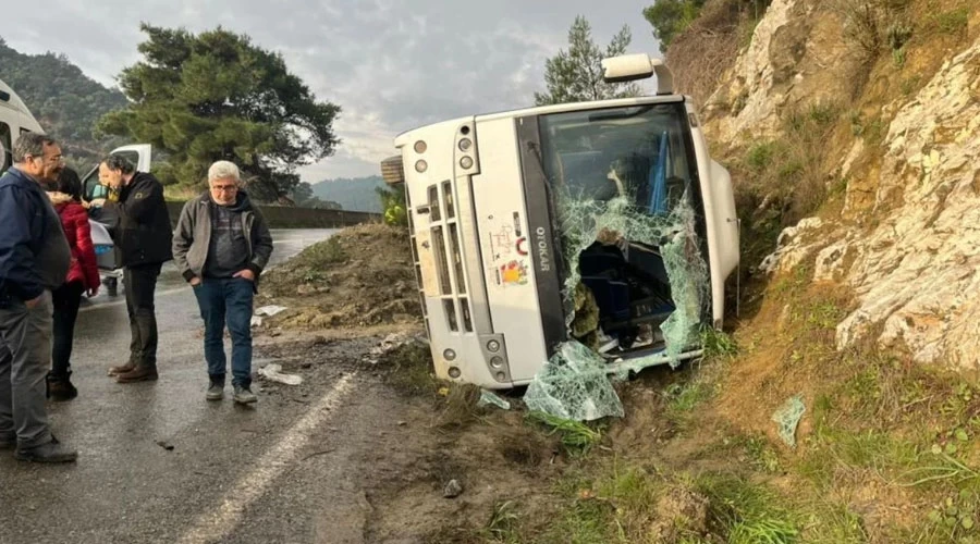 İzmir'e Giden Tur Minibüsü Devrildi: 23 Yaralı