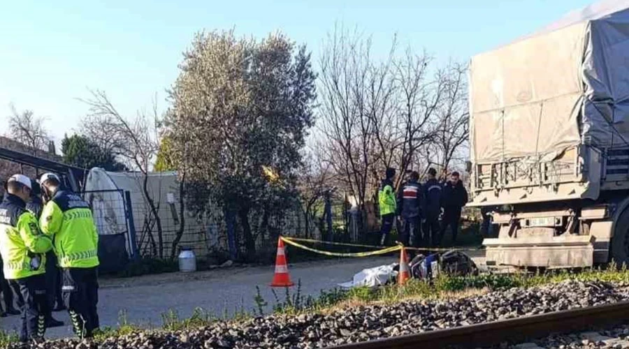 Bayındır'da Acı Kayıp: Genç Motosiklet Sürücüsü Tıra Çarparak Hayatını Kaybetti