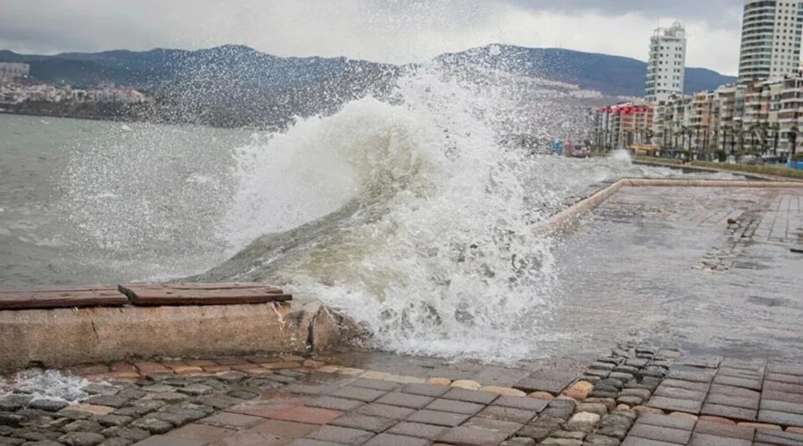 İzmirliler Dikkat: Valilikten Şiddetli Fırtına Uyarısı!