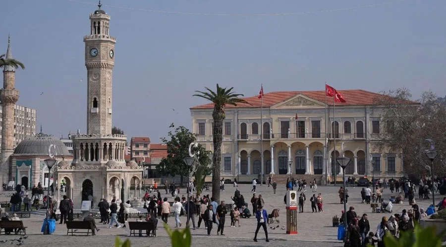 İzmir’de Bahar Havası: Sahiller ve Parklar Şenlendi